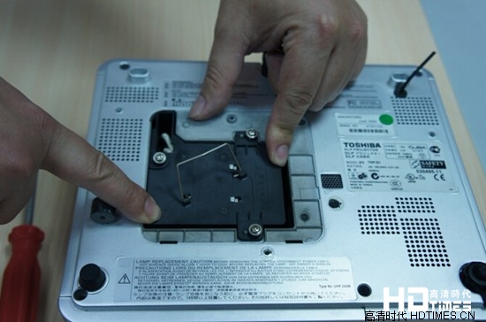 投影机灯泡不知道怎么更换?这里有答案